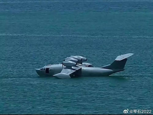 Il “mostro” cinese del mare ora fa paura: spuntano i piloni per armi sotto le ali