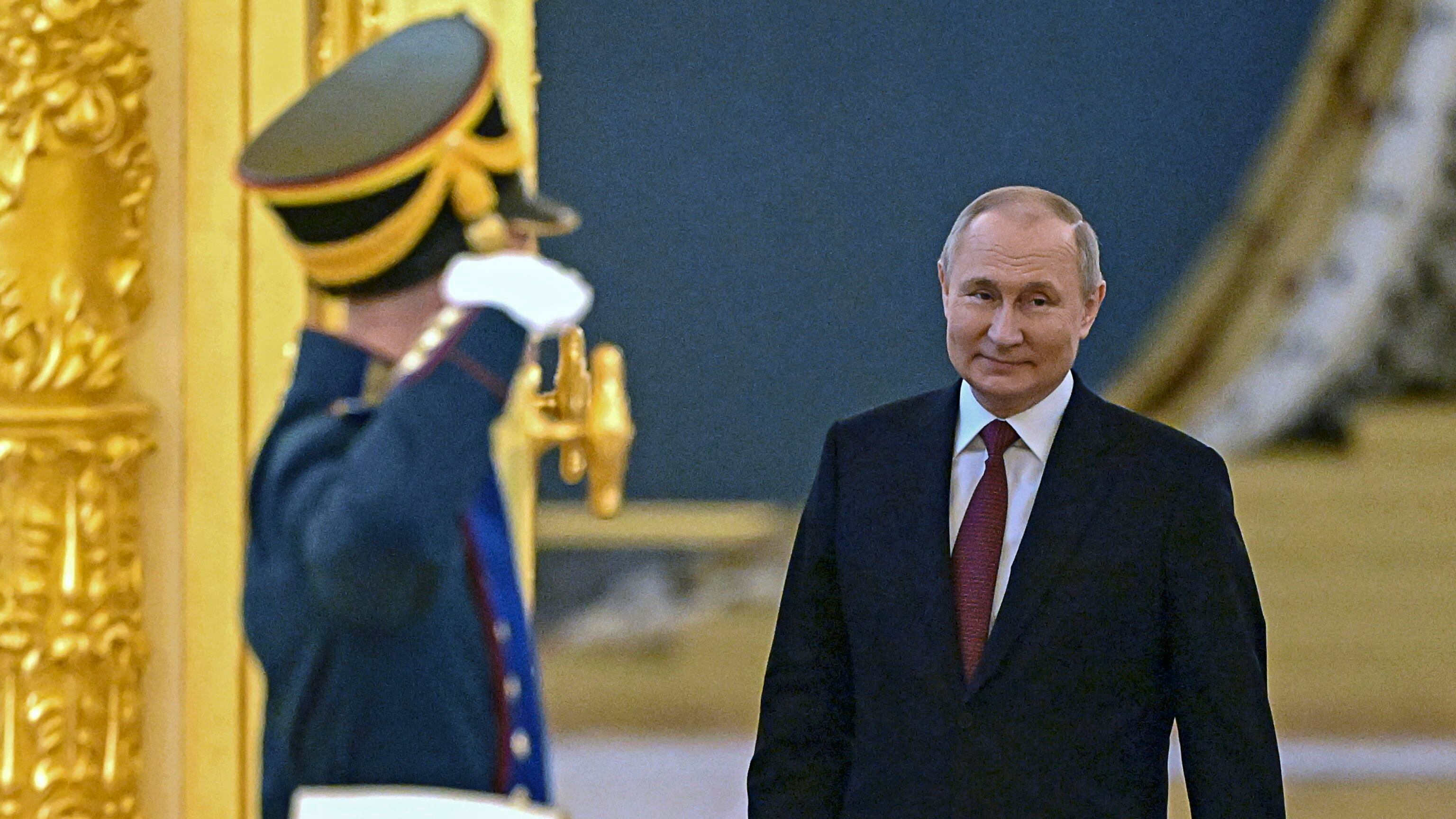 Sanzioni, lo schiaffo di Putin. "La nostra economia resiste". Il giallo dell'attentato allo Zar