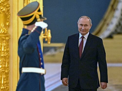 Sanzioni, lo schiaffo di Putin. "La nostra economia resiste". Il giallo dell'attentato allo Zar