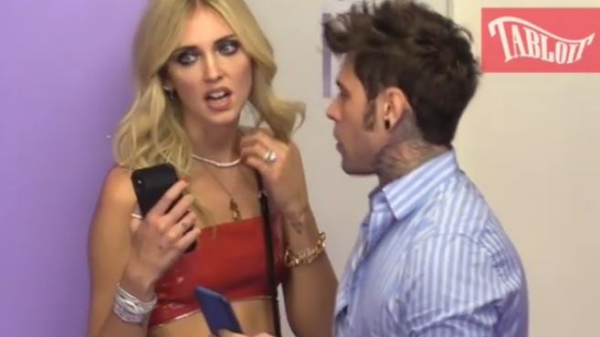 Fedez smascherato dal labiale: "Diciamo che il cibo va in beneficenza"