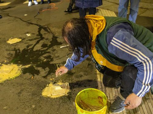 Attivisti posano pietre d'inciampo con i nomi dei bambini morti a Gaza
