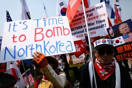 Vertice Kim-Moon, la folla protesta: "Bombardare la Nord Corea" 9