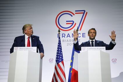 A Biarritz stretta di mano tra Macron e Trumo  4