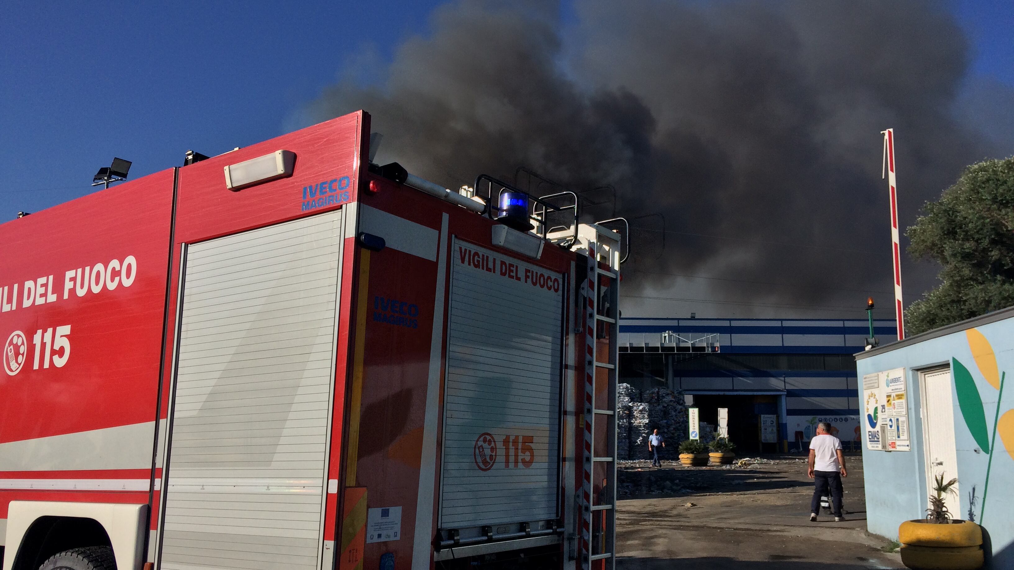 Balle di rifiuti a fuoco: maxi incendio in un'azienda nel Napoletano