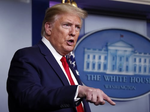 Adesso Trump si blinda: muro metallico intorno alla Casa Bianca