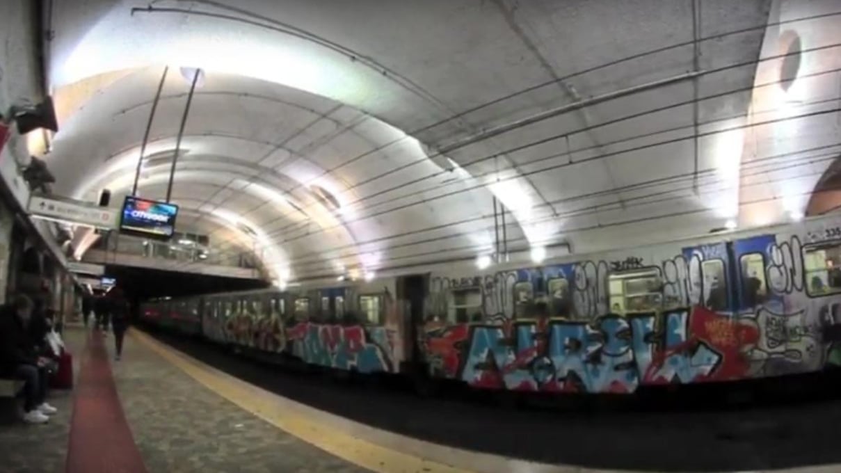 Metro B, la scala mobile si blocca: ferito un anziano