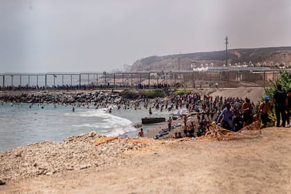 Migranti tentano di entrare nell'enclave spagnola di Ceuta dal Marocco