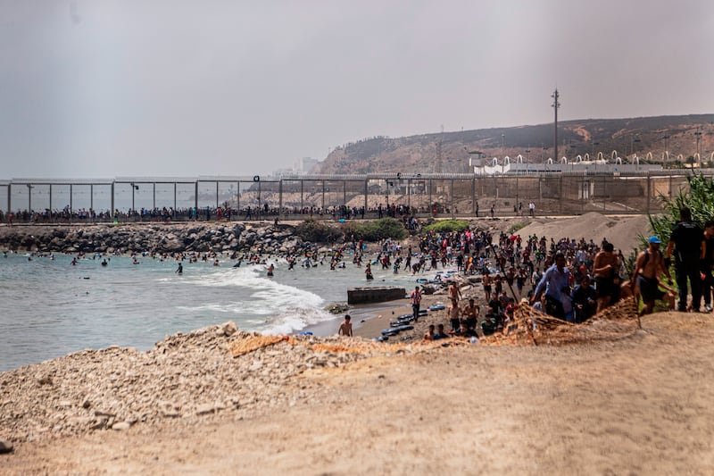 Migranti tentano di entrare nell'enclave spagnola di Ceuta dal Marocco