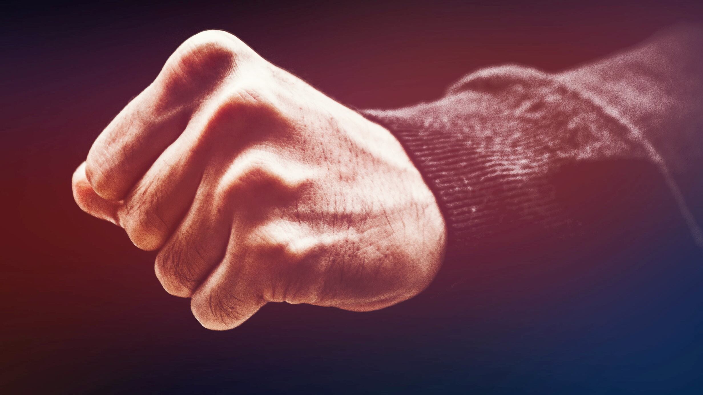 Lo filmano mentre viene picchiato, indignazione nel web