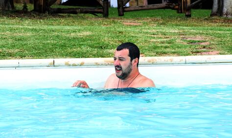 Salvini nuota nella piscina confiscata alla mafia 3