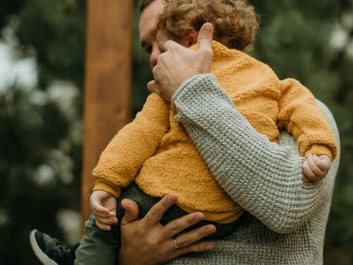 L'enorme potenza di un abbraccio a un bambino: che sia naturale o adottato poco cambia