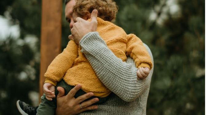 Gli abbracci come cura per il dolore di un figlio
