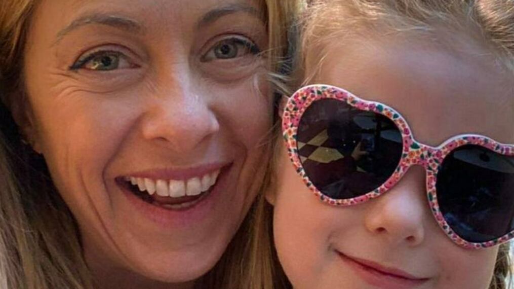 Meloni: "Le mamme? Sono veterani al fronte, combattono la guerra insieme"