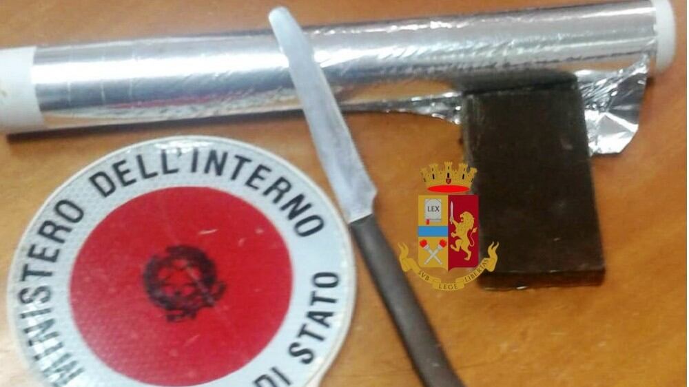 Pusher in gonnella a 68 anni: arrestata nel Napoletano