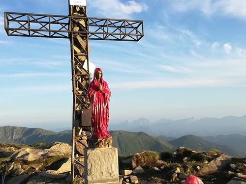 Reggio Emilia, dopo le magliette rosse tocca pure alla Madonnina: "Vandali vergognatevi"