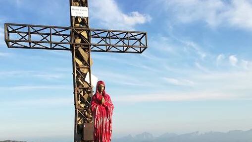 Reggio Emilia, dopo le magliette rosse tocca pure alla Madonnina: "Vandali vergognatevi"