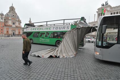 Maltempo a Roma, autobus turistico scoperchiato dal vento 10