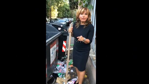 Sos rifiuti a Roma, cantante romana si arma di ramazza