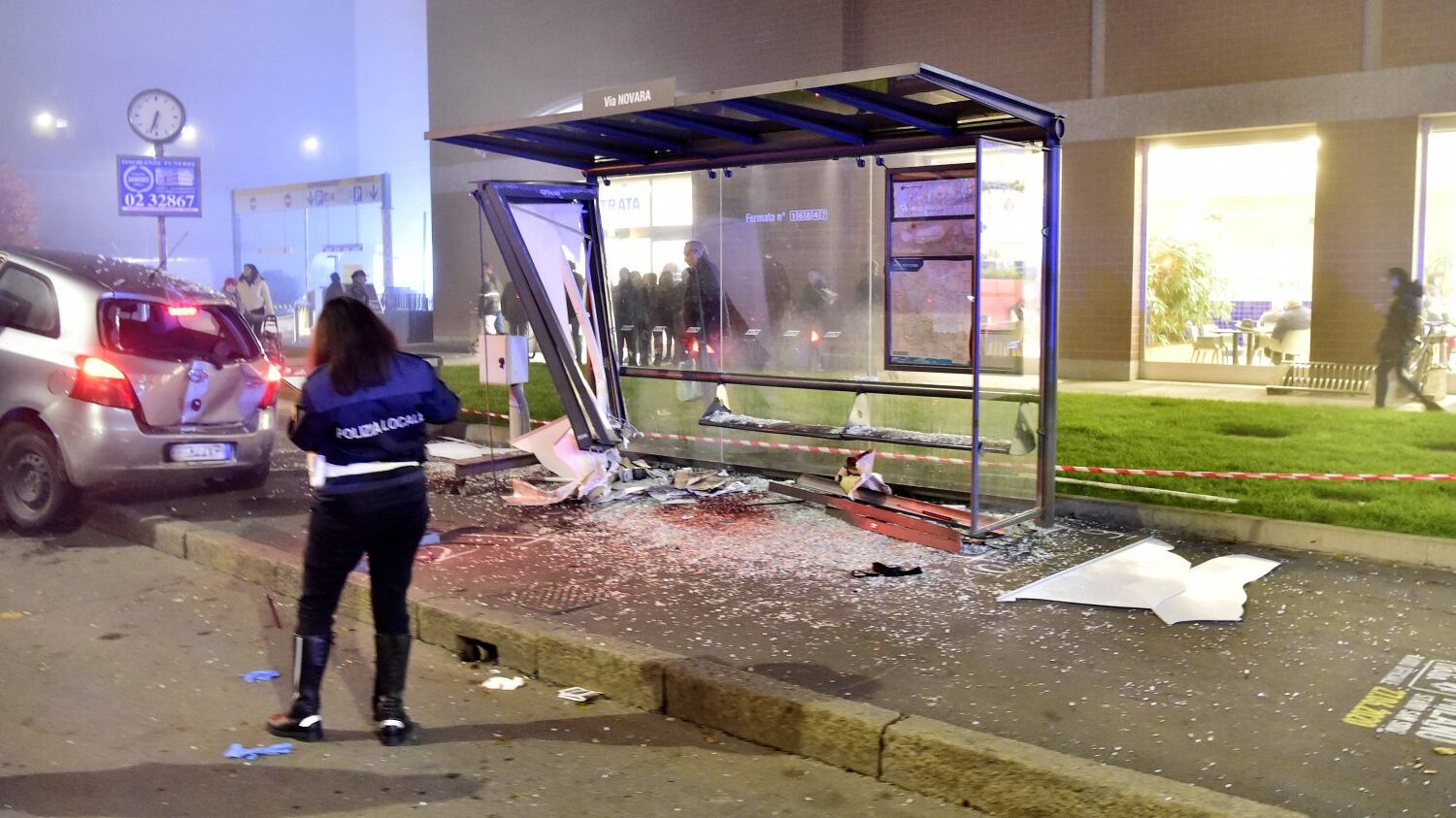 Milano, auto sulla pensilina del bus: una donna è gravissima