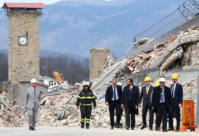 Amatrice, il principe Carlo in visita nel paese distrutto dal terremoto 2