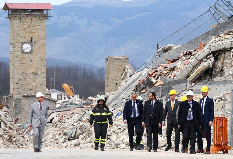 Amatrice, il principe Carlo in visita nel paese distrutto dal terremoto 2