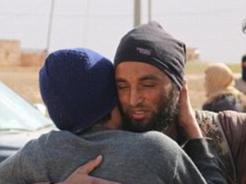 Isis lapida due gay: i boia li abbracciano prima di ucciderli