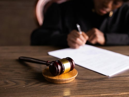 Cos'è la grazia, chi la istruisce e le responsabilità di toghe e ministero