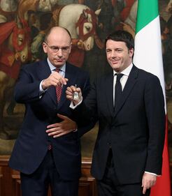 La stretta di mano tra Renzi e Letta. Ed è gelo 7