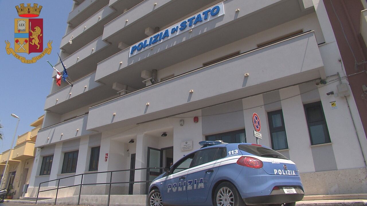 Urina contro il muro del commissariato: multa di 5mila euro