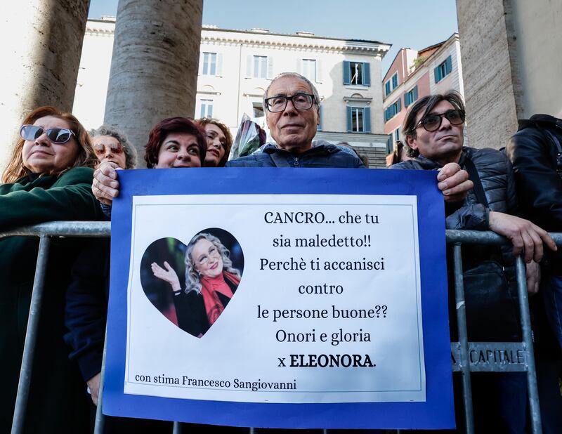 Applausi, lacrime e messagi d'affetto: i funerali di Eleonora Giorgi a Roma 9