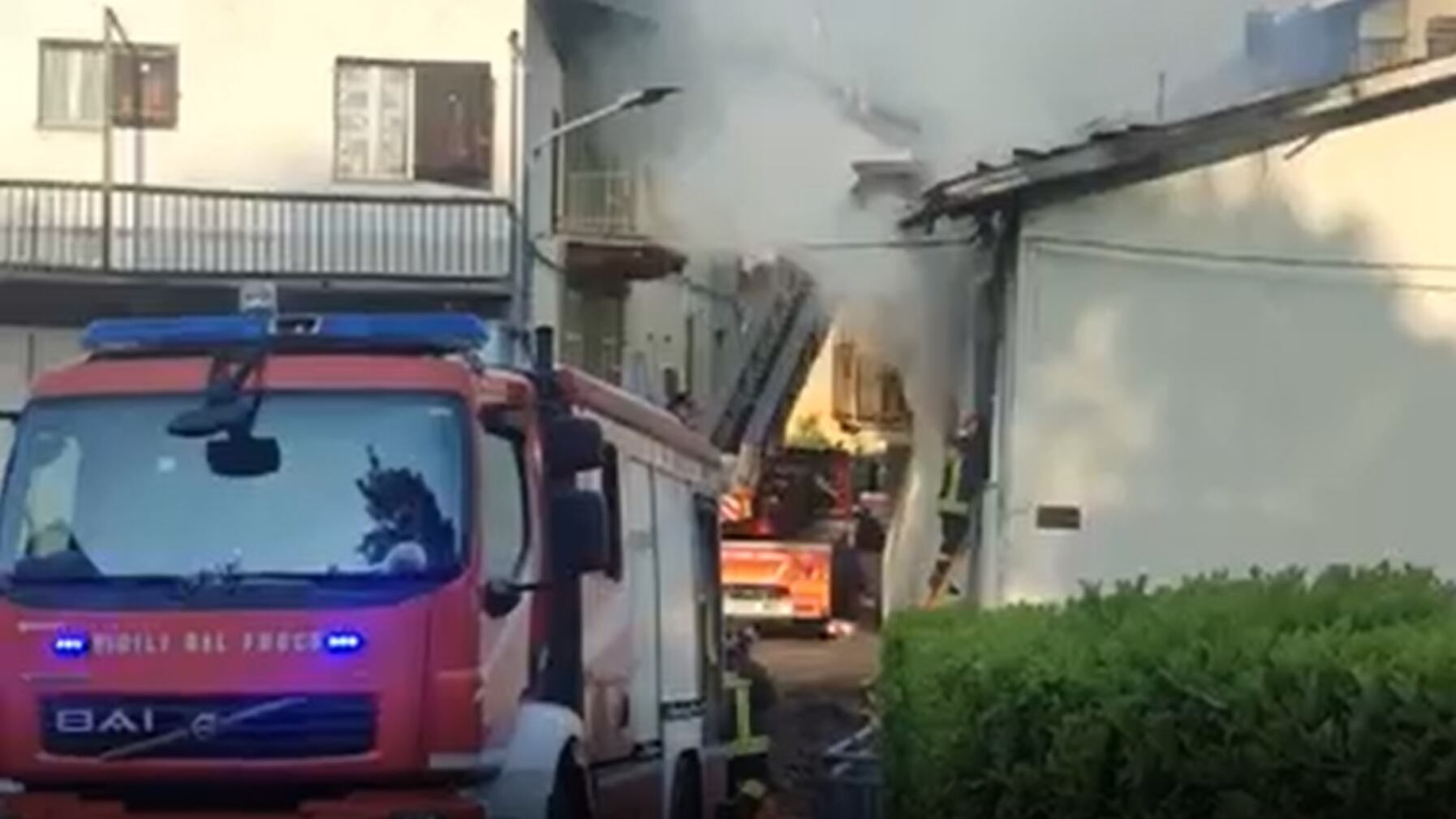 Dà fuoco all'appartamento: la compagna si lancia giù per salvarsi