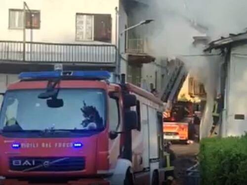 Dà fuoco all'appartamento: la compagna si lancia giù per salvarsi