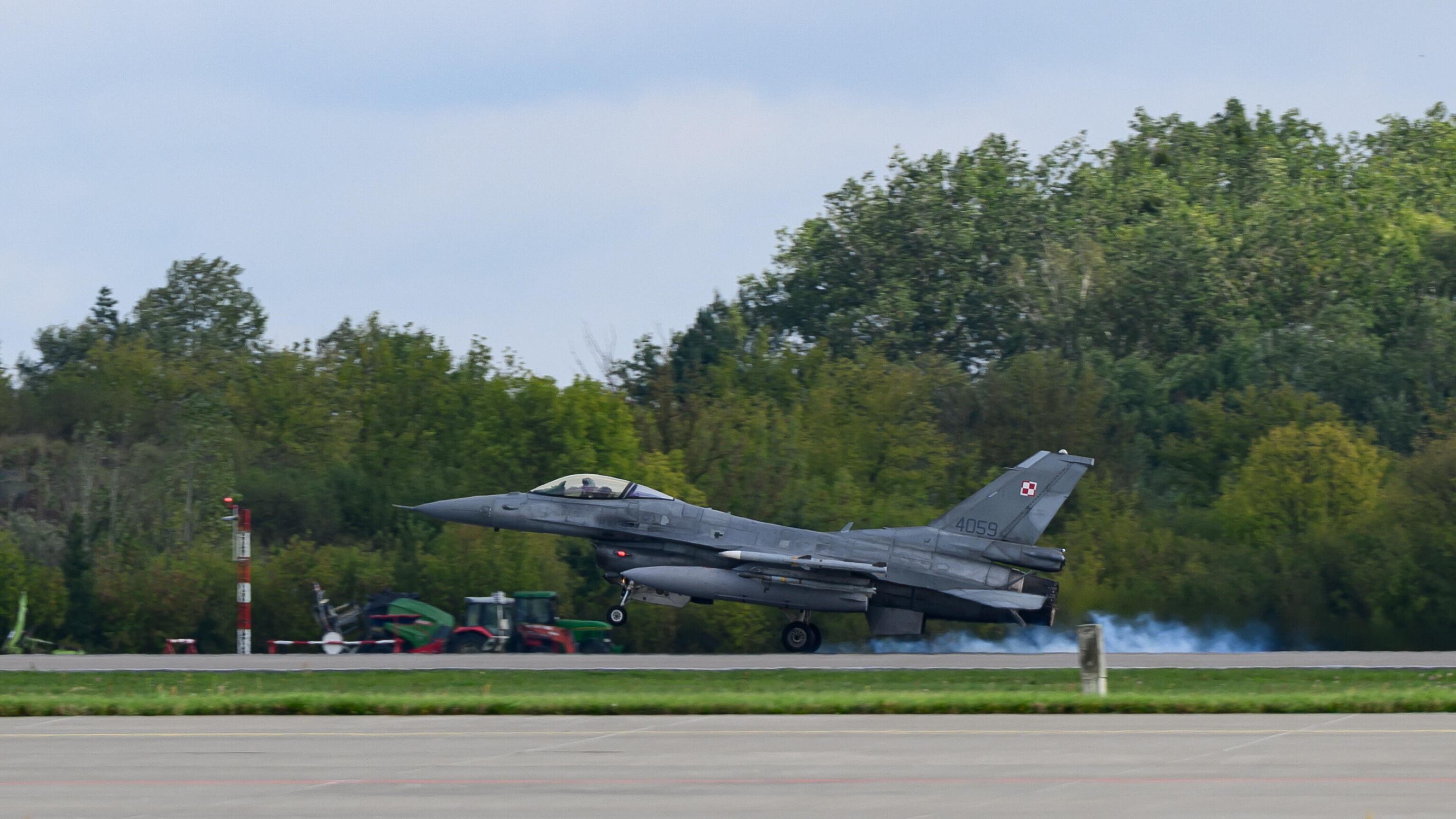 Nuove tensioni ai confini Nato, jet in volo in Polonia e Romania contro i droni russi: cosa è successo