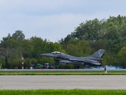 Nuove tensioni ai confini Nato, jet in volo in Polonia e Romania contro i droni russi: cosa è successo