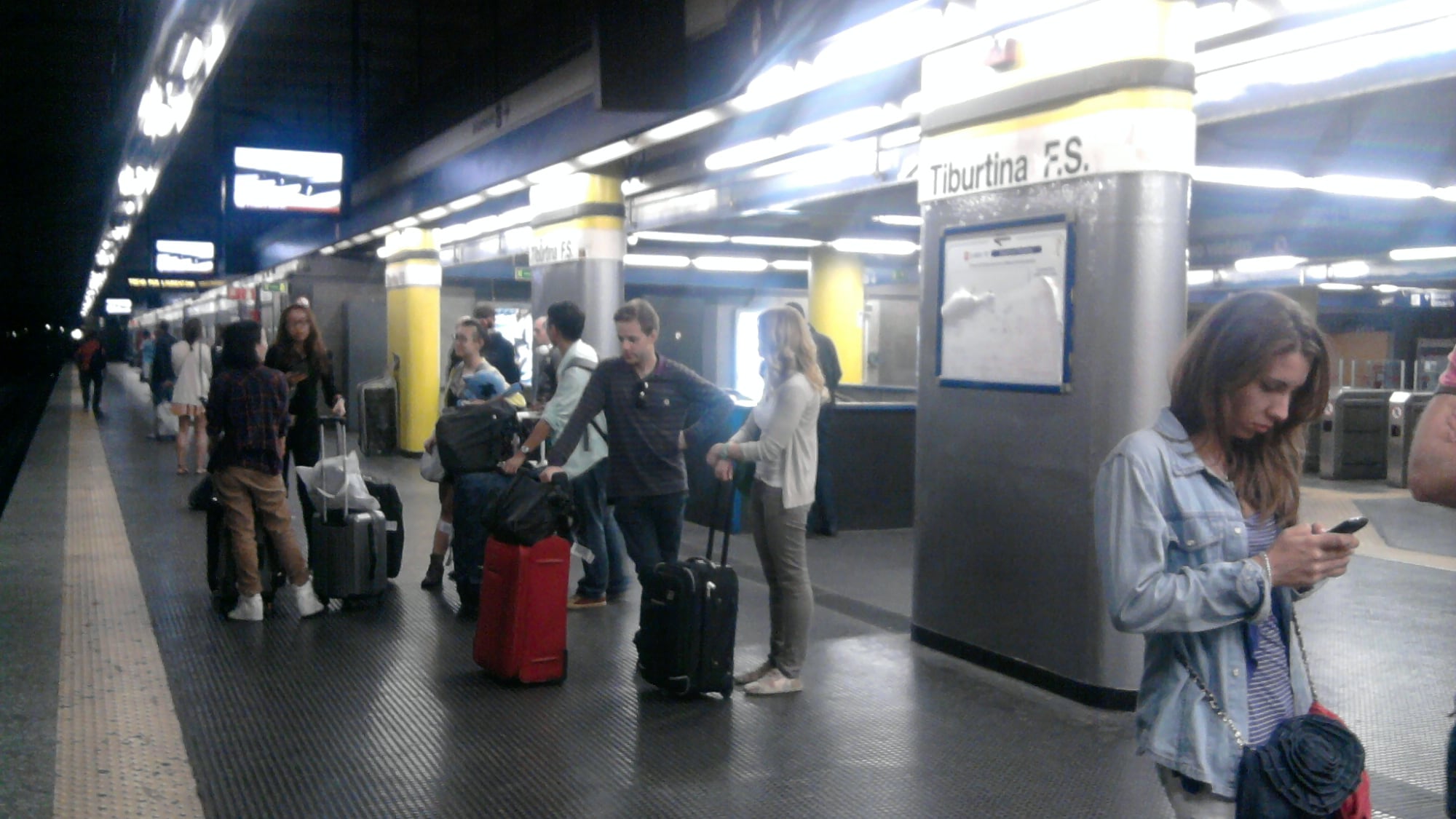 Il mistero alla Stazione Tiburtina: mendicante con trolley e foulard