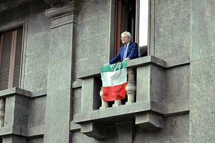 Espone il Tricolore: i NoExpo lo riempiono di uova 1