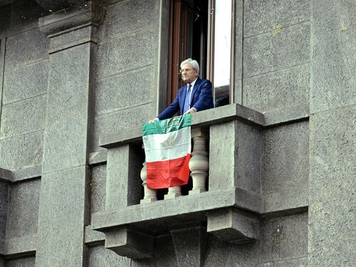 Espone il Tricolore: i NoExpo lo riempiono di uova