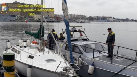 Brindisi, migranti kossovari fermati a bordo di un veliero di 9 metri