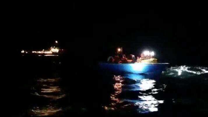 Ocean Viking di nuovo in mare e carica a bordo altri migranti