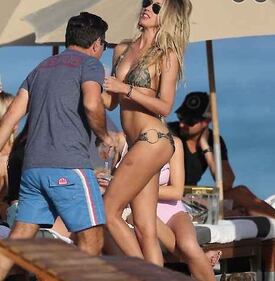 Il bikini hot di Laura Stoner in spiaggia 2