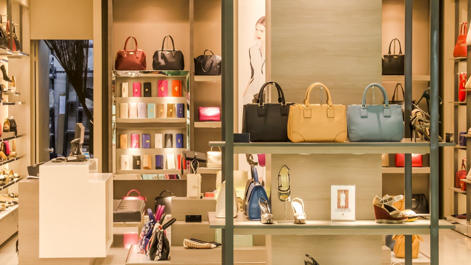 Arrestata Lady Shopping. Faceva acquisti con carte di credito rubate