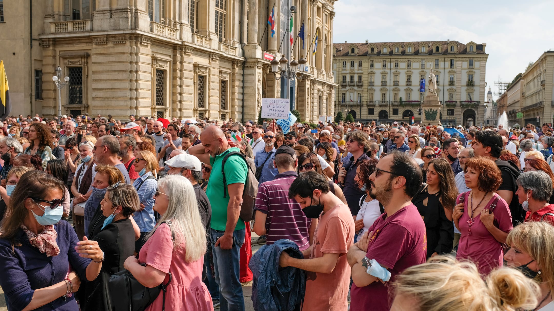 Tornano le piazze anti green pass. Aerei, treni e navi: obbligo da subito