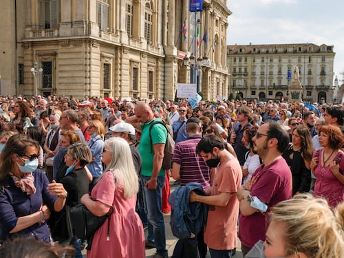 Minacce in piazza, caos in Aula. La deriva "No Pass" dell'Italia