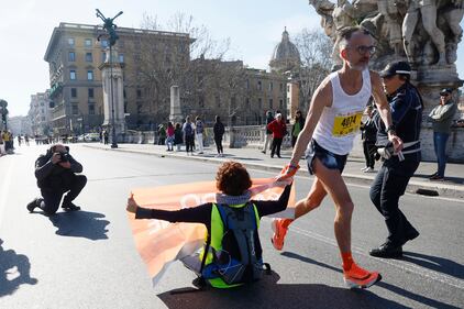 Roma, attivisti di Ultima Generazione interrompono maratona: le immagini 6