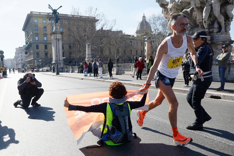 Roma, attivisti di Ultima Generazione interrompono maratona: le immagini 6