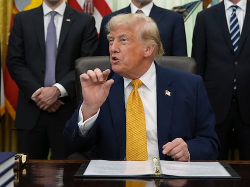 Donald attacca ancora: "Molto male l’Italia". Ma Meloni ai ministri: "Non esacerbiamo"