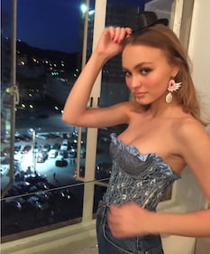 Lily-Rose Depp, topless bollente per la tintarella 5