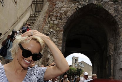 La nuova acconciatura di Pamela Anderson  al Taormina Film Fest 9