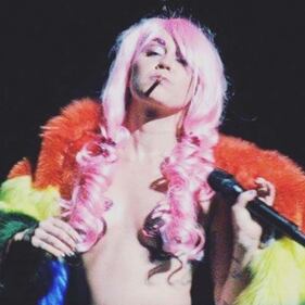 Miley Cyrus chiude il tour con Pamela Anderson 8