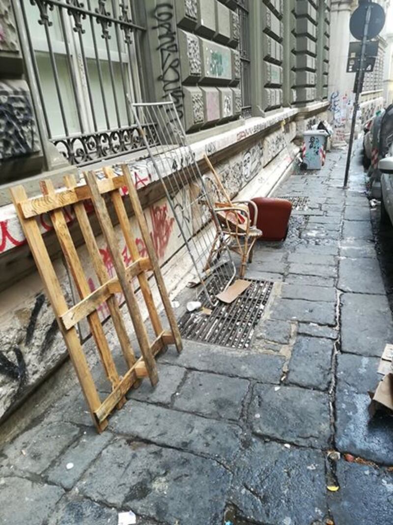 Rifiuti davanti chiesa Napoli 3